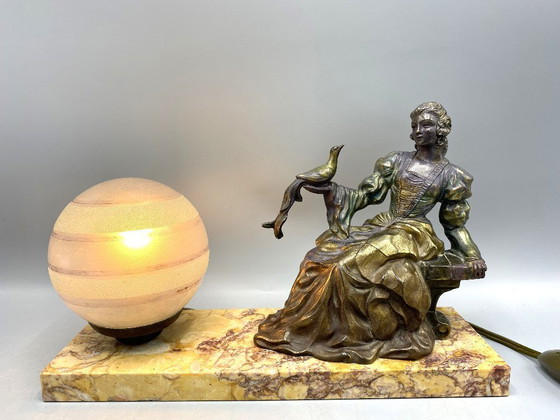 Image 1 of Art Deco Tafellamp met metale brons-look Dame & Vogel – Marmeren Voet – Vintage Beeldlamp uit ca. 1930 – Unieke Decoratieve Scul