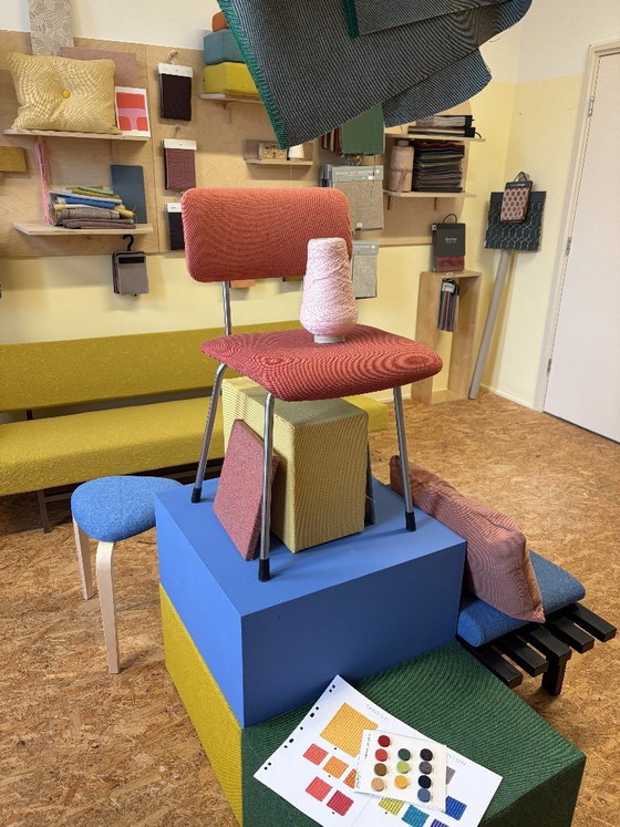 Image 1 of Gispen Eetkamerstoel nieuwe stoffering Roze!