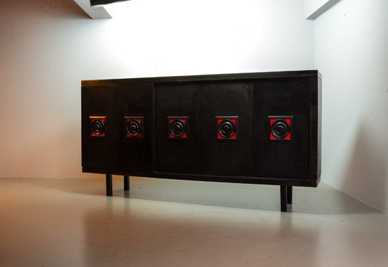 Image 1 of Groot, brutalistisch highboard in De Coene-stijl uit het midden van de 20e eeuw, zwart met rode accenten. België, jaren 60.