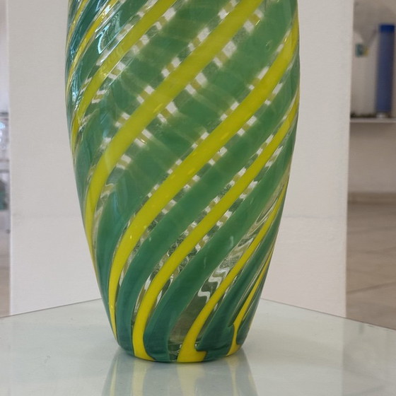 Murano glazen vaas 38 cm, vintage design met groene en gele banden, Venini-stijl – Decoratieve objecten (photo 3 of 6)