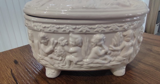 Image 1 of Bonbonnière Bassano , majolique italienne blanche