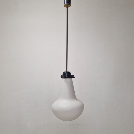 Pendelleuchte aus der Mitte des 20. Jahrhunderts, aus Milchglas und Messing, Italien, 1960er Jahre