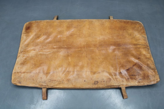 Image 1 of 1930er Jahre Tschechoslowakische dicke Leder-Turnmatte, patiniert