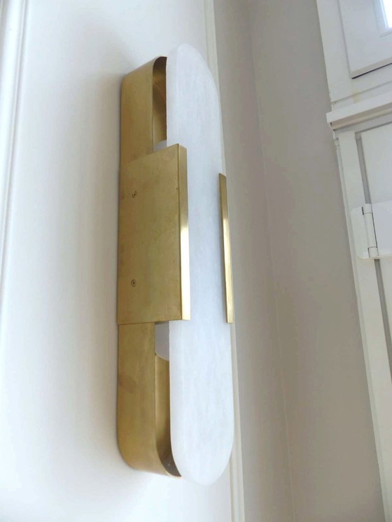Image 1 of Set aus 2 Wandleuchten „Elongated Melange“ aus Messing und Naturalabaster von VISUAL COMFORT, entworfen von Kelly Wearstler