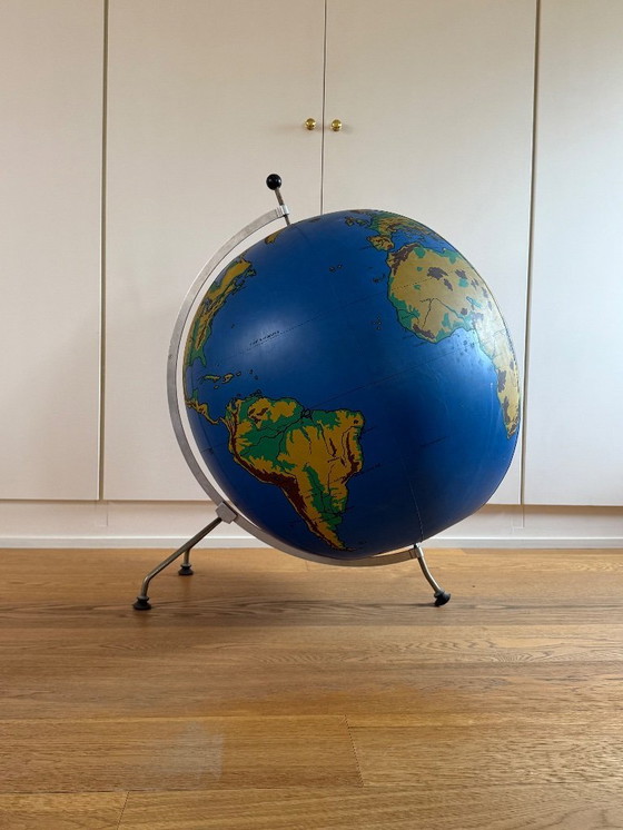 Image 1 of Schul Knickmann, globo fisico gonfiabile a terra su cavalletto, Amburgo, Germania 1950