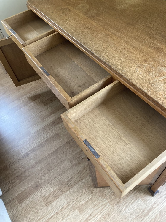 Image 1 of Escritorio de roble macizo con silla a juego.