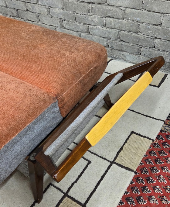 Image 1 of Vintage Scandinavische slaapbank uit de jaren 60/70 – gebeitst hout en tweekleurige stof.