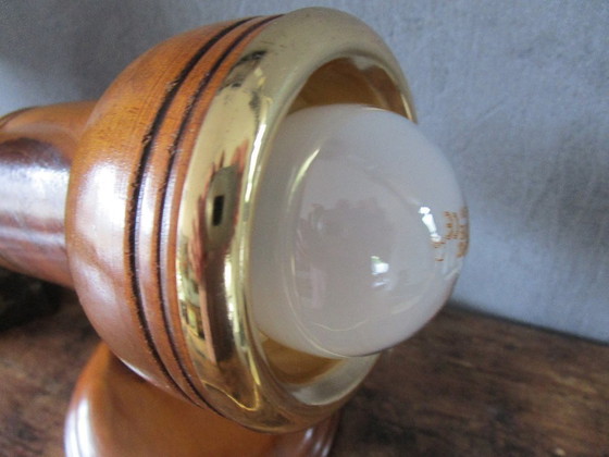 Image 1 of Foco de madera antiguo con borde "dorado".