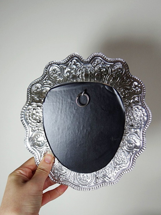 Image 1 of Wandvotiefgeschenk van de Maagd van El Rocío, keramiek en gedreven metaal, Spanje, 20e eeuw