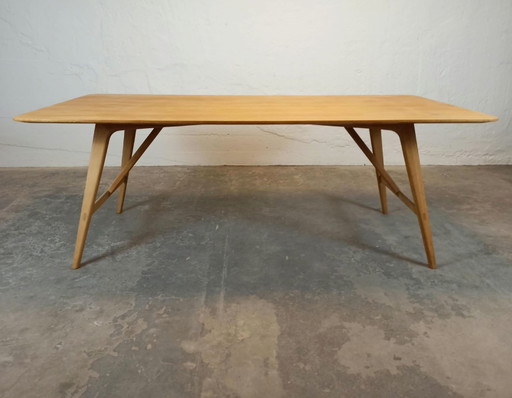 Mesa de comedor de madera de diseño escandinavo