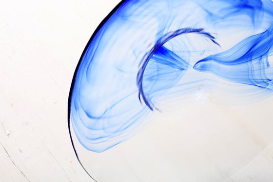 Image 1 of Vintage Bormioli Rocco kunstglazen schaal: kobaltblauwe werveling als middelpunt.