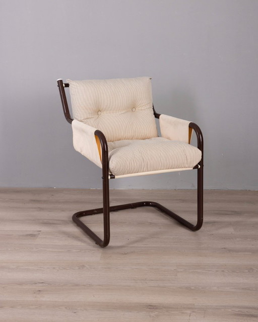 Poltrona vintage anni '70 in metallo e tessuto, design scandinavo.