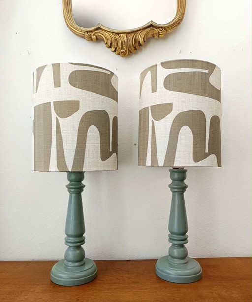 2 op maat gemaakte houten lampen met modernistische lampenkappen