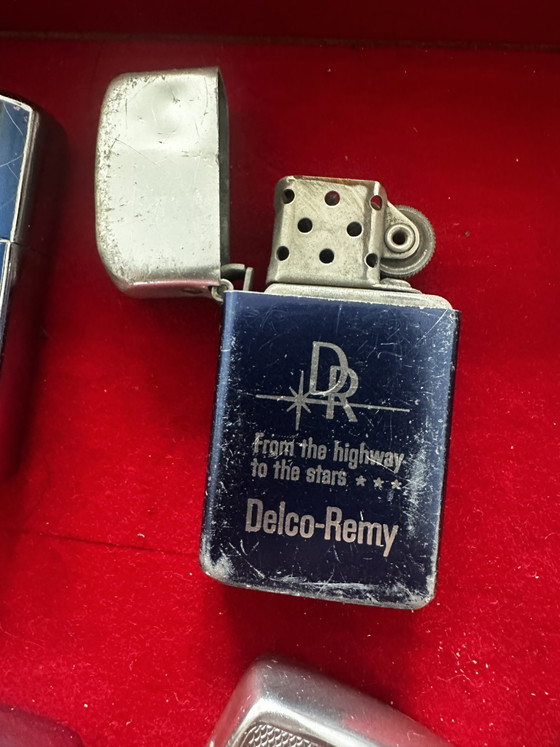Image 1 of 9 vintage, stormbestendige benzineaanstekers met reclame-uitingen, gemaakt in de VS en Japan, waaronder 1 Zippo.