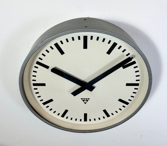 Image 1 of Grote grijze industriële fabriekswandklok van Pragotron, jaren 60