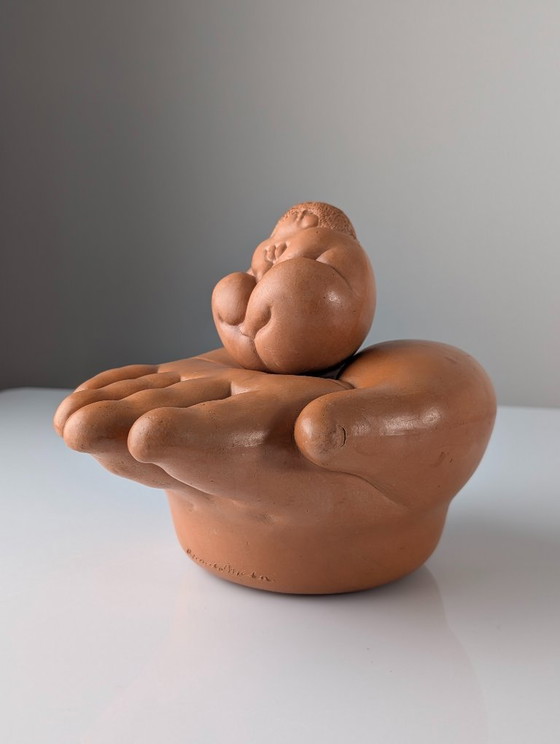 Image 1 of Ricardo Mesa, escultura de terracota "Gordita Feliz" en la mano, años 80