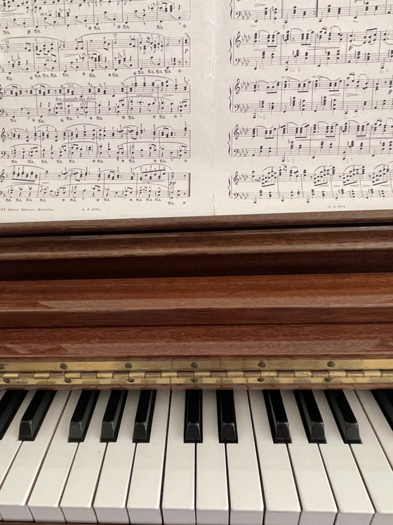 Wunderschönes Knight Piano K15 in poliertem Nussbaum – Zeitlose Klasse & Voller Klang – Wandschrank, Wood (photo 4 of 12)