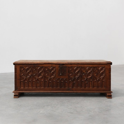 Raro Gran arcón gótico del siglo XVI tallado en roble macizo, Francia