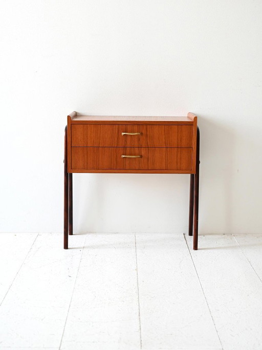 Table de nuit scandinave en teck des années 1950 avec poignées en laiton