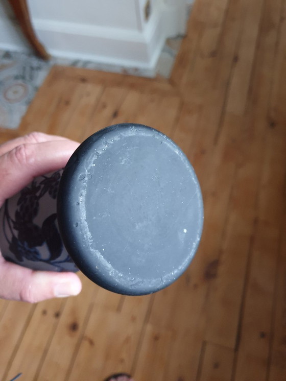 Image 1 of Vase aus mehrschichtigem, säuregeätztem Glas, signiert, Höhe 25,2 cm, Violett-/Aubergine-Töne