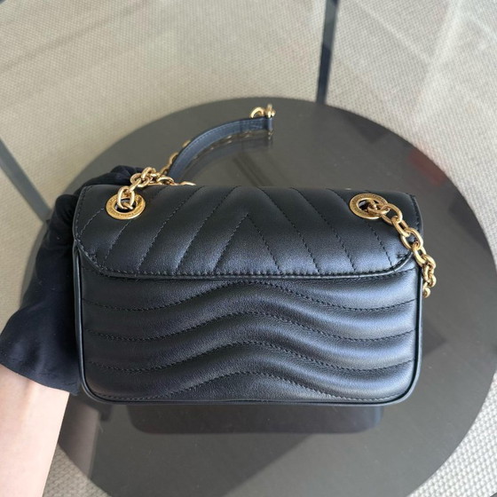 Image 1 of LOUIS VUITTON NEW WAVE CHAIN ​​TAS - ZWART GEWATTEERD KALFSLEER MET VEROUDERDE GOUDEN BESLAG