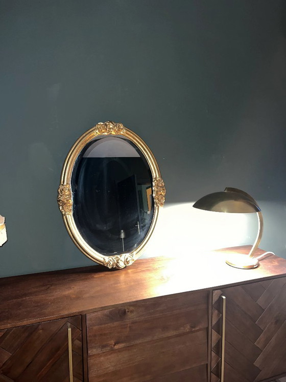 Image 1 of Specchio ovale Art Nouveau / Art Déco con vetro smussato. Originale d'epoca con cornice dorata e decorazione a rose.