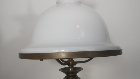 Image 1 of Lampada a sospensione vintage in vetro opalino con ottone e 3 attacchi (anni '60/'70)
