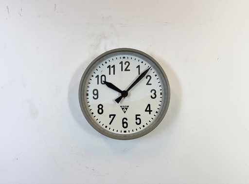 Reloj de pared industrial de fábrica de Pragotron, década de 1960