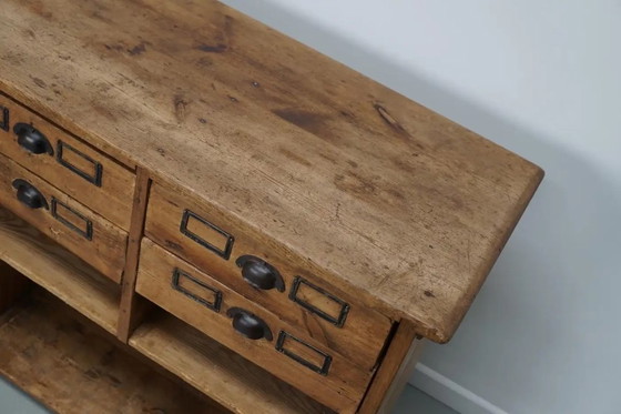 Image 1 of Mobiletto rustico da farmacia tedesco d'epoca / bancone da negozio in pino, anni '30