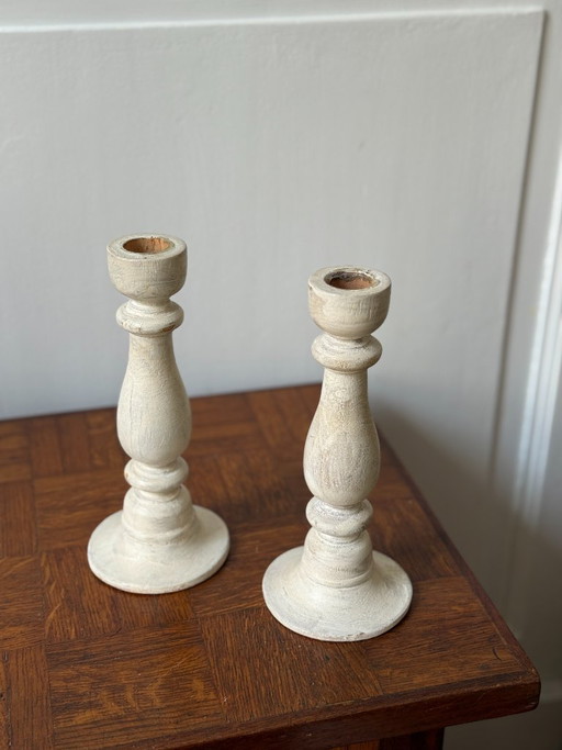 Bougeoirs en bois blanc