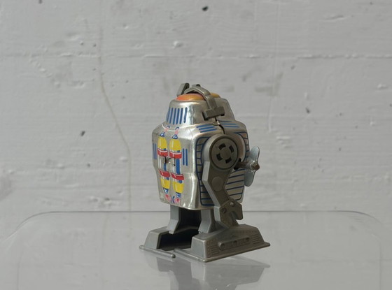 Image 1 of Set di 2 robot argentati a carica manuale, prodotti da Yon, Giappone, anni '60.