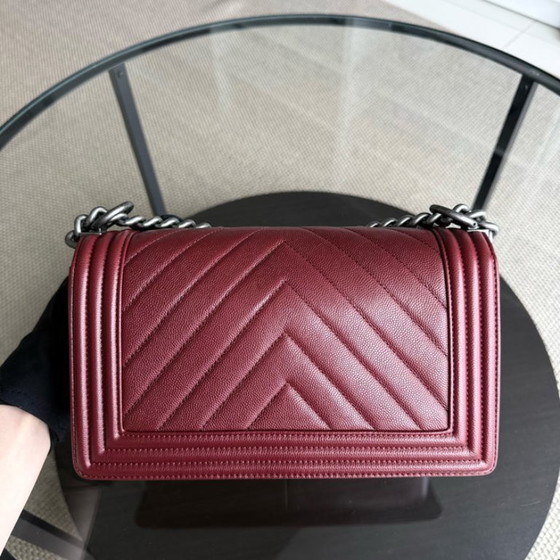 Image 1 of Chanel Boy Medium - Caviar 25CM Chevron Bordeauxrood Donkerrood Ruthenium Zilveren Hardware Serie 24