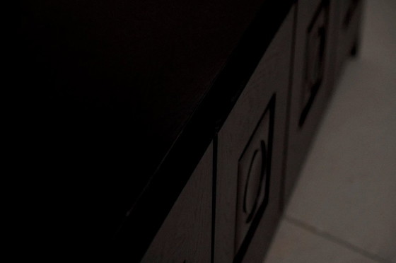 Image 1 of Laag brutalistisch dressoir in zwart eiken