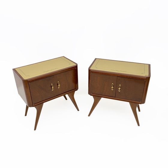 Image 1 of Paire de tables de nuit italiennes modernes du milieu du siècle en noyer et racine de thuya, années 1950