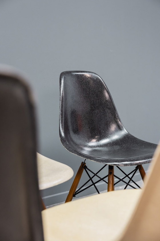 Image 1 of Eames DSW glasvezelstoelen