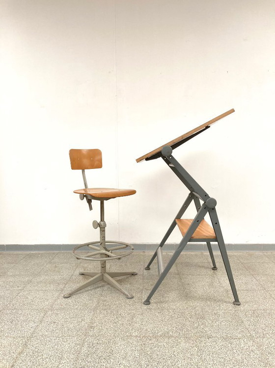 Image 1 of Mesa de dibujo «Reply» de Friso Kramer/Wim Rietveld con silla de arquitecto.