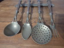Set de utensilios de cocina de latón y madera