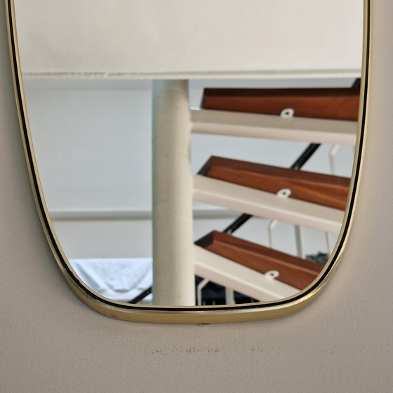 Image 1 of Miroir vintage des années 1950/60, miroir allongé avec cadre en laiton, miroir mural rétro, cadre doré