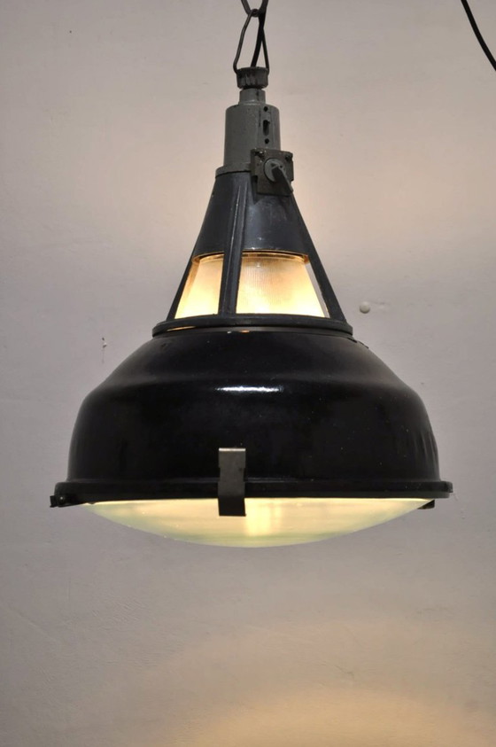 Lampade industriali smaltate con luce superiore, anni '50 – Lampade a sospensione, Metallo (photo 2 of 9)