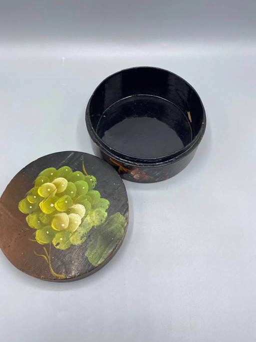 Handbeschilderde ronde houten doos met druiventrosdecoratie – decoratieve objecten, Vintage (photo 2 of 5)