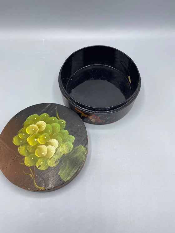 Handbeschilderde ronde houten doos met druiventrosdecoratie – Decoratieve objecten, Vintage (photo 2 of 5)