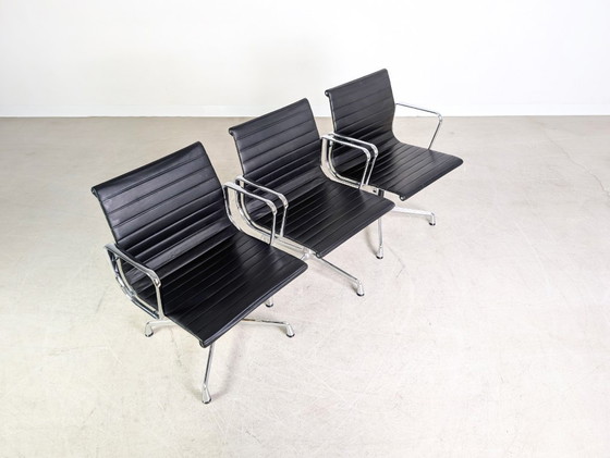 Image 1 of Originele set van 3 Vitra Charles & Ray Eames stoelen EA 108, zwart leer.