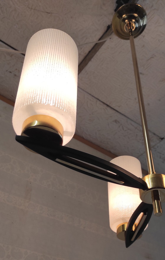 Image 1 of Lustre moderniste 3 feux en métal, laiton et globe opaline - années 50