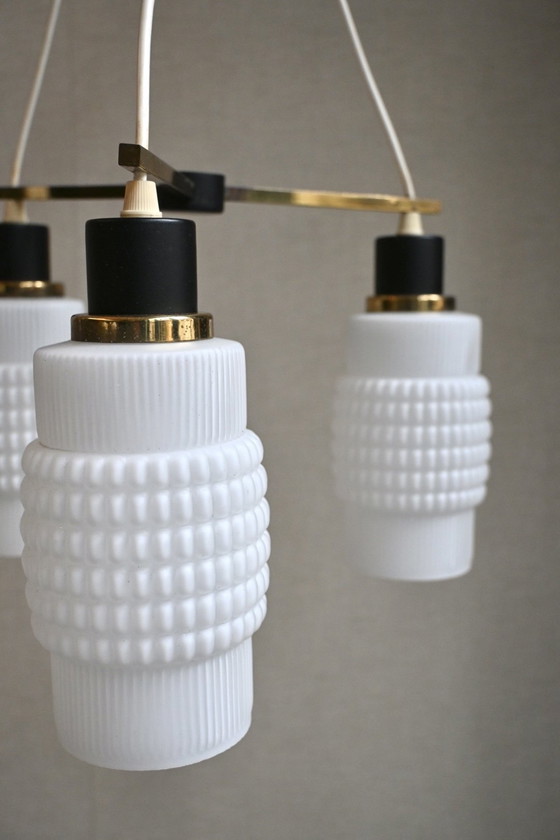 Image 1 of Lámpara colgante de los años 60, cristal opalino/latón/geometría