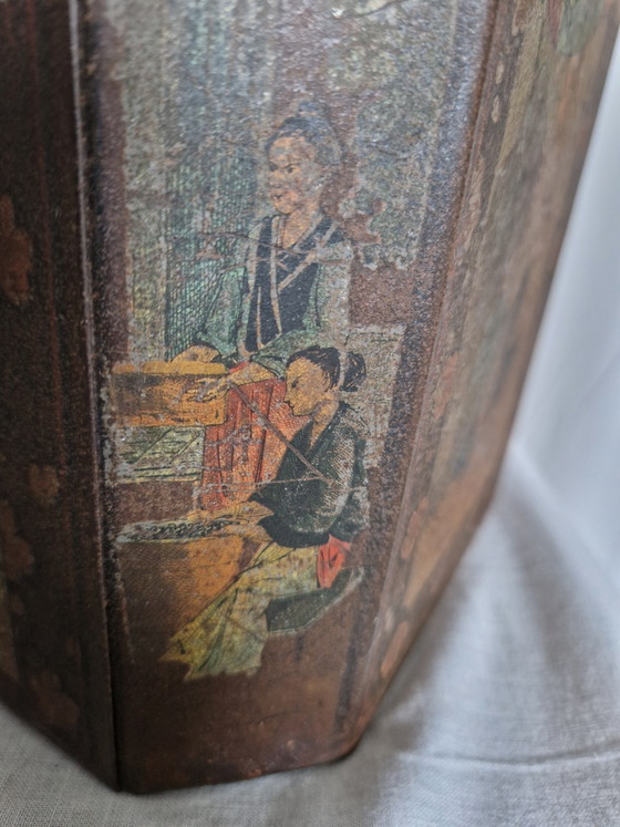 Image 1 of Boîte à thé hexagonale ancienne – en tôle peinte à décor japonisant/chinoiserie – vers 1850-1880