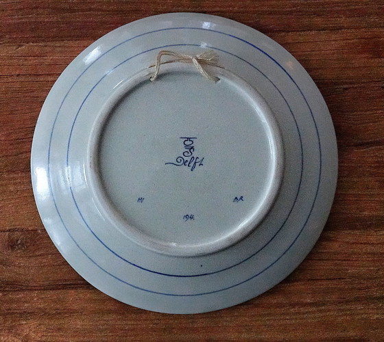 Image 1 of Royal Delft (Koninklijke Porceleyne Fles) – Large hand-painted wall plate 'Flower basket' – 1947 – Painter: H. van de Velde