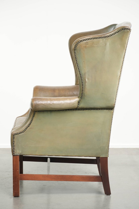 Alter Leder-Ohrensessel im englischen Stil mit schöner Patina und einzigartiger Farbe – Leather, Klassiek (photo 5 of 13)