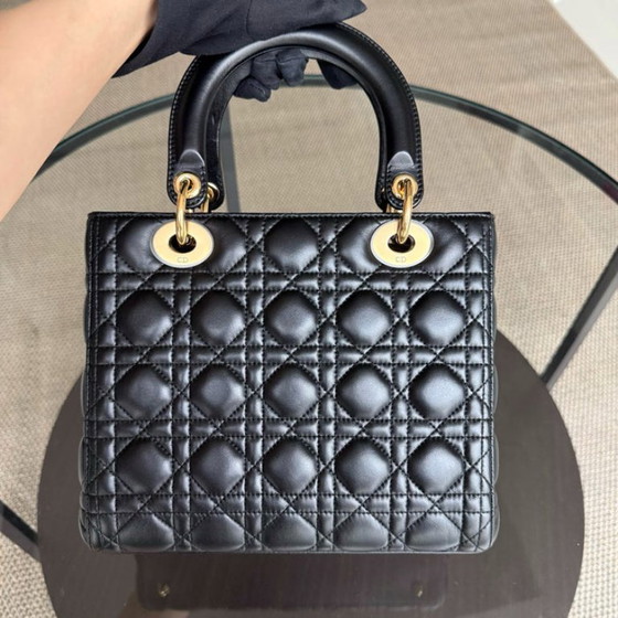 Image 1 of Dior Lady Medium - Pelle di agnello Canange, finiture nere e dorate.