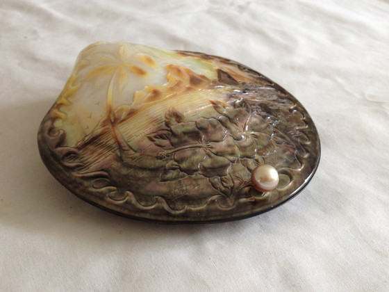 Image 1 of Doosje van parelmoer, gegraveerd met een tropisch tafereel.
