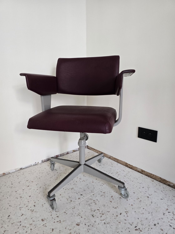 Image 1 of Nederlandse industriele (draai) bureaustoel door Friso Kramer, 1973